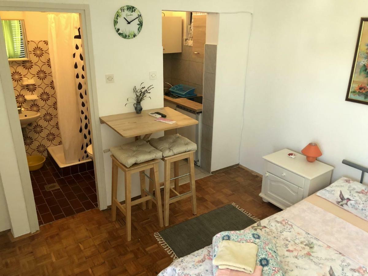 Guesthouse Vila Ruzmarin Ždrelac 外观 照片